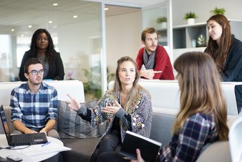 junge Menschen im Büro sind am diskutieren