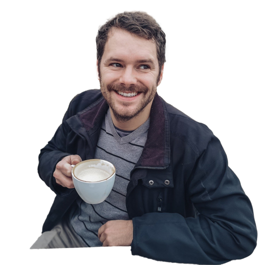 lächelnder Mann mit Tasse Kaffee